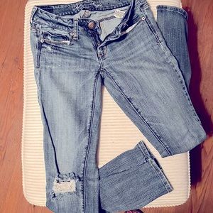 American Eagle sz 2 stretch skinny kick jean distressed, sequins on back pockets